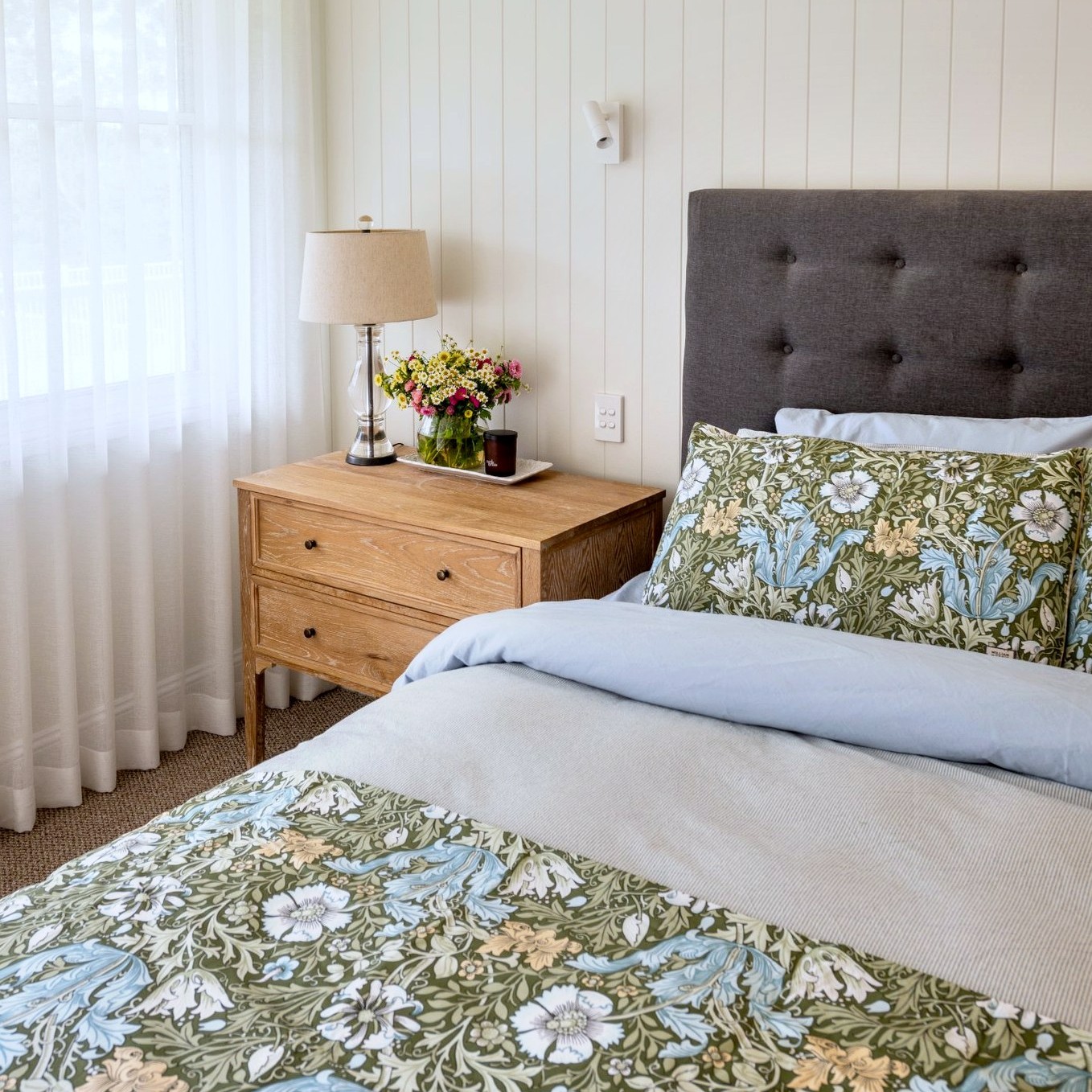 bedside-table-styling-wildflower-bouquet-table-lamp-luxury-master-bedroom-website